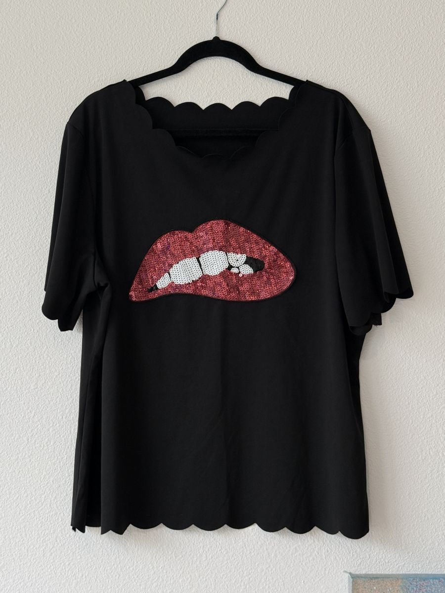 Black Scallop-Edge Lip Graphic Top